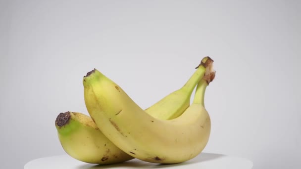 Банана Обертається Білому Тлі Дозрілі Банани Світлому Тлі — стокове відео