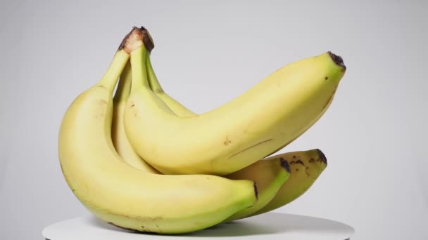 Banaan Draait Een Witte Achtergrond Rijp Bananen Een Lichte Ondergrond — Stockvideo