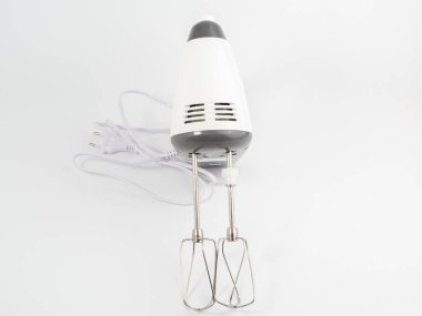 Beyaz arka planda elektrikli mutfak mikseri. Yakın plan..