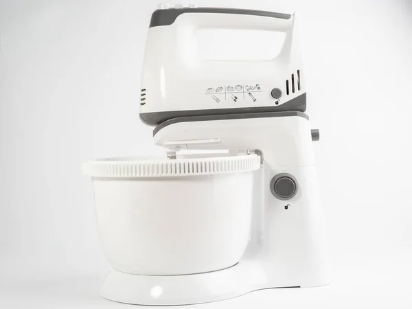 白色背景的厨房电动搅拌机 后续行动 — 图库照片