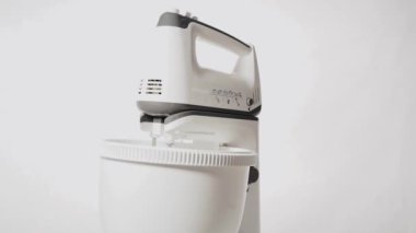 Beyaz arka planda elektrikli mutfak mikseri. Yakın plan..