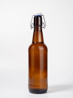 Beyaz arka planda bir şişe bira. Bir şişe light bira. yakın plan.