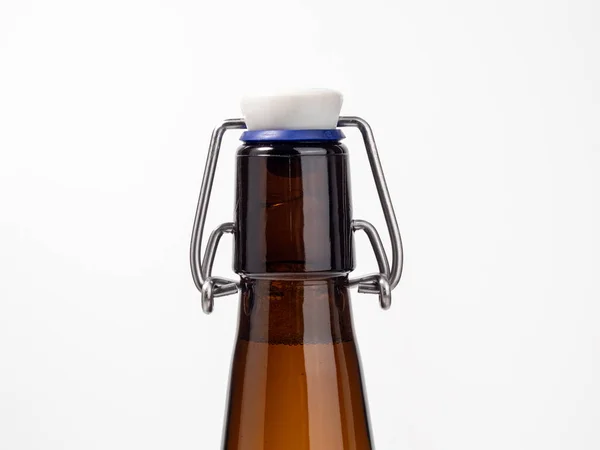 Fles Bier Een Witte Achtergrond Een Flesje Licht Bier Close — Stockfoto