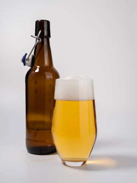 Ποτήρι Και Μπουκάλι Μπύρα Λευκό Φόντο Ένα Ποτήρι Μπύρα Αφρό — Φωτογραφία Αρχείου
