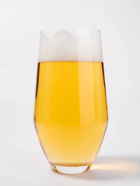 Bicchiere Birra Sfondo Bianco Bicchiere Birra Leggera Con Schiuma Primo — Foto Stock