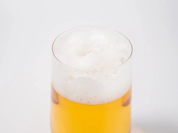 Sklenice Piva Bílém Pozadí Sklenici Lehkého Piva Pěnou Close — Stock fotografie