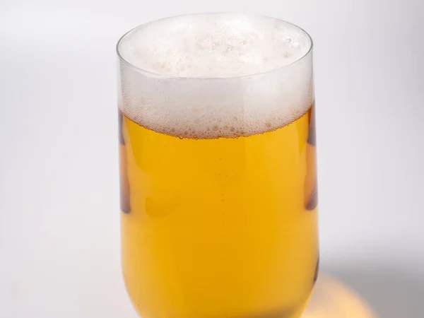 Sklenice Piva Bílém Pozadí Sklenici Lehkého Piva Pěnou Close — Stock fotografie