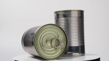 Beyaz arka planda konserve dozu. Konserve yiyecekler. Kutular. Yakın plan..