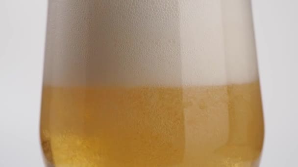 Vaso Cerveza Con Burbujas Sobre Fondo Blanco Vaso Cerveza Ligera — Vídeos de Stock
