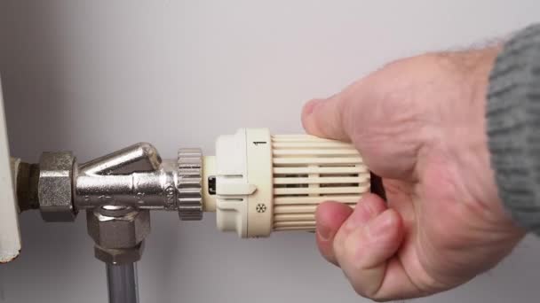Una Persona Enciende Calefacción Ajustando Termostato Del Radiador Calefacción Central — Vídeo de stock