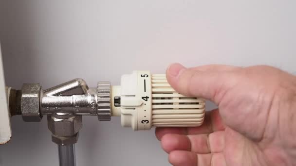 Человек Выключает Отопление Устанавливая Термостат Радиатора Центрального Отопления Минимальной Настройки — стоковое видео