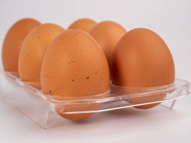 Beyaz arka planda tavuk yumurtası. Beyaz arka planda kahverengi yumurta. Yakın plan..