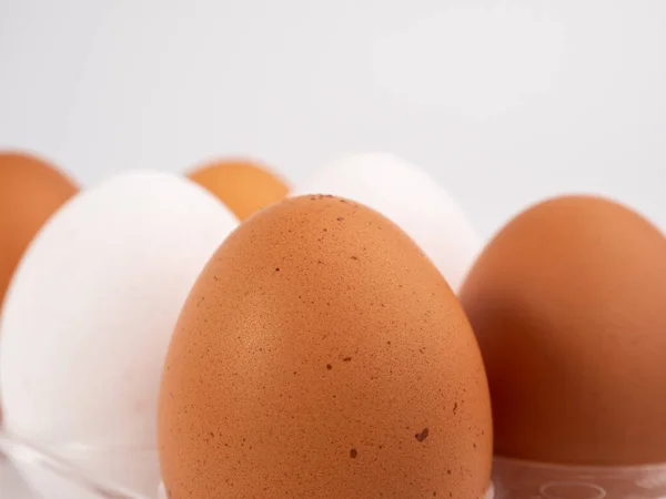 Куриные Яйца Белом Фоне Белое Коричневое Яйцо Белом Фоне Крупный — стоковое фото