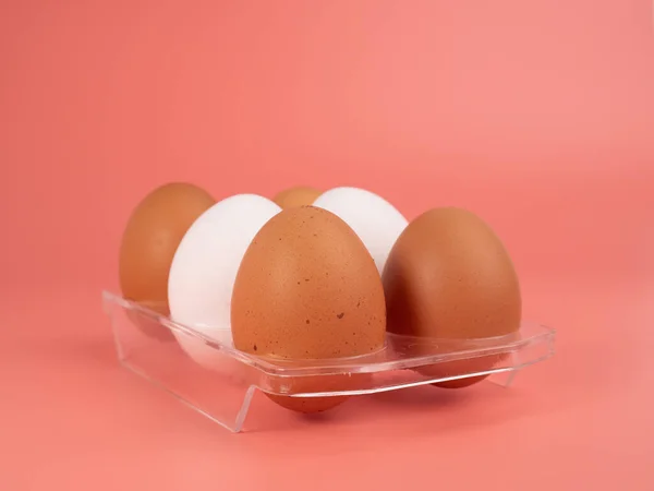 Huevos Pollo Sobre Fondo Rosado Huevo Blanco Marrón Sobre Fondo —  Fotos de Stock