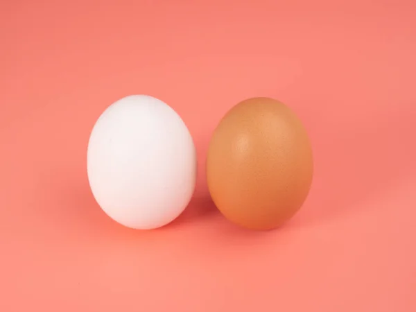Uova Pollo Sfondo Rosa Uovo Bianco Marrone Sfondo Rosa Primo — Foto Stock