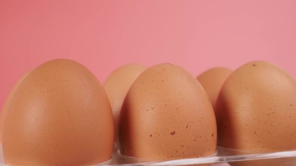 Tavuk Yumurtaları Pembe Arka Planda Döner Pembe Arka Planda Yumurtalar — Stok video