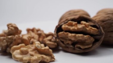 Beyaz arka planda ceviz çeviriyorum. Yüksek kalite 4k görüntü