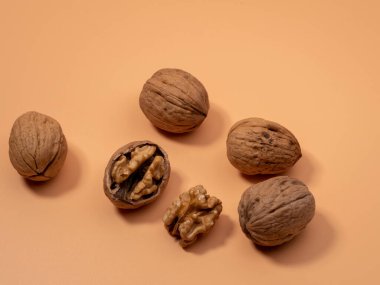 Turuncu arka planda ceviz. Çiğ ceviz. Yakın plan..