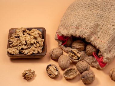 Turuncu arka planda ceviz. Çiğ ceviz. Yakın plan..