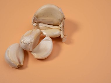 Turuncu arka planda sarımsak kafalar. Yakın plan..