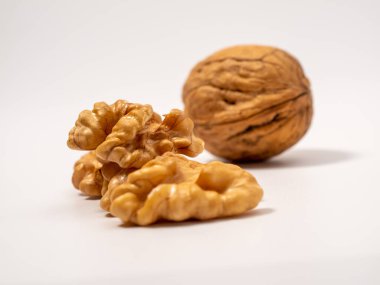 Beyaz arka planda ceviz. Çiğ ceviz. Yakın plan..