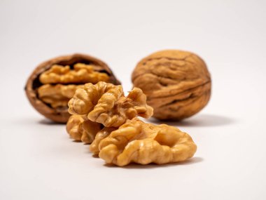 Beyaz arka planda ceviz. Çiğ ceviz. Yakın plan..