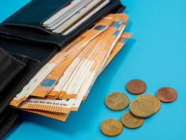 Çanta ve banknotlar mavi arka planda. Yakın plan..