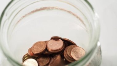 Metal madeni paraların domuz kumbarasına düşmesi. Eurocent 'ler domuz kumbarasına atılıyor. Yüksek kalite 4k görüntü
