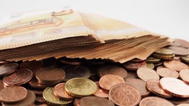Metal paraların ve banknotların yakın plan çekimleri. Dönüşümlü avro banknotları ve avro sentleri. Yüksek kalite 4k görüntü