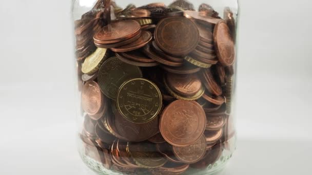 Zbliżenie Obracających Się Metalowych Monet Szklanym Słoiku Euro Centów Skarbonce — Wideo stockowe