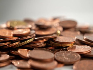 Bir sürü metal para. Bir avuç avro senti. Yakın plan..