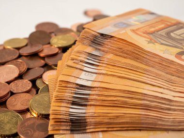 Metal paralar ve banknotlar. Bir yığın avro senti ve bir yığın avro banknotu. Yakın plan..