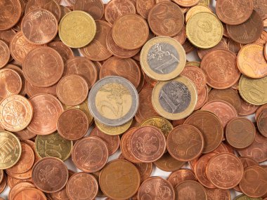 Bir sürü metal para. Bir avuç avro senti. Yakın plan..