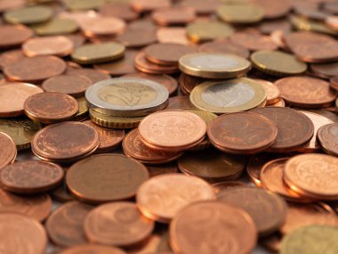 Bir sürü metal para. Bir avuç avro senti. Yakın plan..