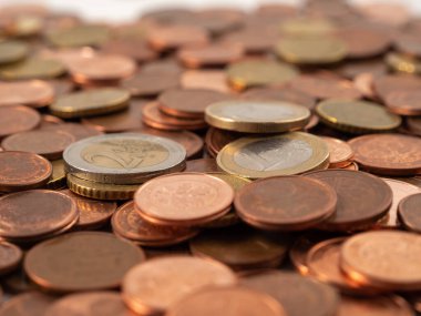 Bir sürü metal para. Bir avuç avro senti. Yakın plan..