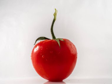 Olgun domates. Beyaz arka planda kırmızı domatesler. Yakın plan..