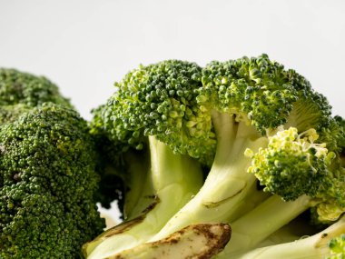 Beyaz arka planda brokoli. Brokoli şefi. Yakın plan..