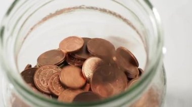 Metal madeni paraların domuz kumbarasına düşmesi. Eurocent 'ler domuz kumbarasına atılıyor. Yüksek kalite 4k görüntü