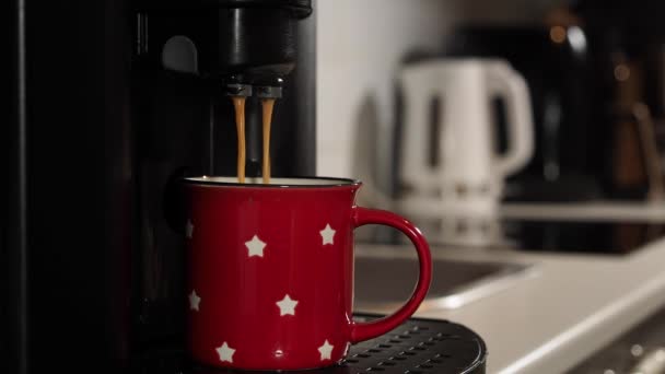 Καφετιέρα Γεμίζει Ποτήρι Ετοιμάζω Καφέ Καφετιέρα Πρωινό Ποτό Υψηλής Ποιότητας — Αρχείο Βίντεο