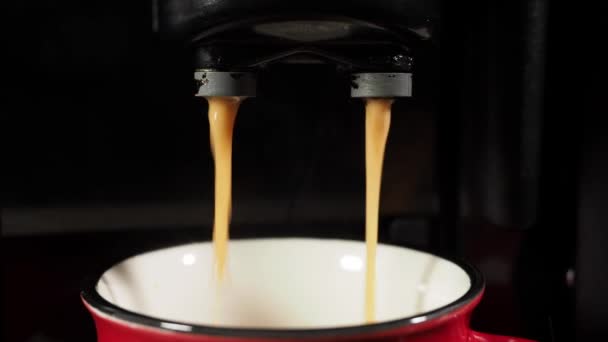 コーヒーマシンがカップを満たしています コーヒーマシンでコーヒーを準備します 朝食を 高品質4K映像 — ストック動画
