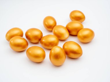 Beyaz arka planda altın yumurtalar. Altın tavuk yumurtası. Zenginlik sembolü.