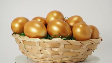 Beyaz arka planda altın yumurtalar. Altın tavuk yumurtası. Zenginlik sembolü. Yüksek kalite 4k görüntü