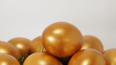 Beyaz arka planda altın yumurtalar. Altın tavuk yumurtası. Zenginlik sembolü. Yüksek kalite 4k görüntü