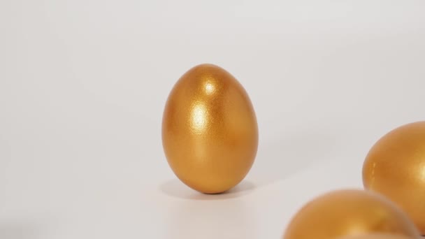 Goldene Eier Auf Weißem Hintergrund Goldene Hühnereier Wohlstandssymbol Hochwertiges Filmmaterial — Stockvideo
