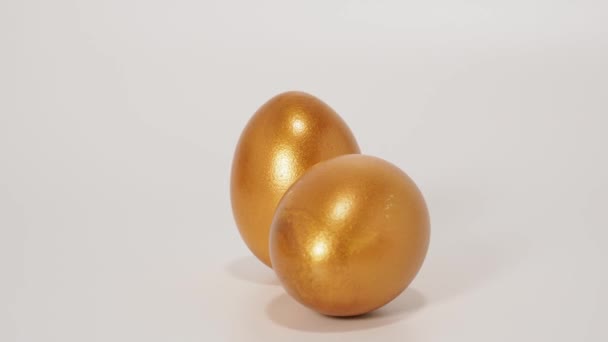 Beyaz Arka Planda Altın Yumurtalar Altın Tavuk Yumurtası Zenginlik Sembolü — Stok video