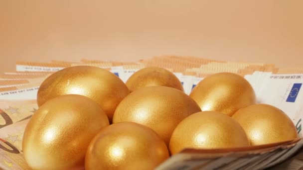 Huevos Oro Dinero Sobre Fondo Blanco Huevos Pollo Dorado Billetes — Vídeo de stock