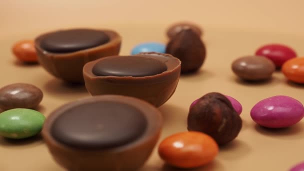 Schokoladenbonbons Rotieren Auf Orangefarbenem Hintergrund Bonbons Mit Karamell Pralinen Nahaufnahme — Stockvideo