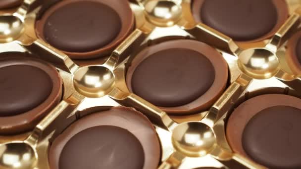 Los Caramelos Chocolate Giran Sobre Fondo Naranja Caramelos Con Caramelo — Vídeo de stock