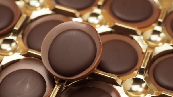 Csokis Cukorkák Narancssárga Alapon Forognak Cukorka Karamellel Csokoládé Közelkép — Stock videók