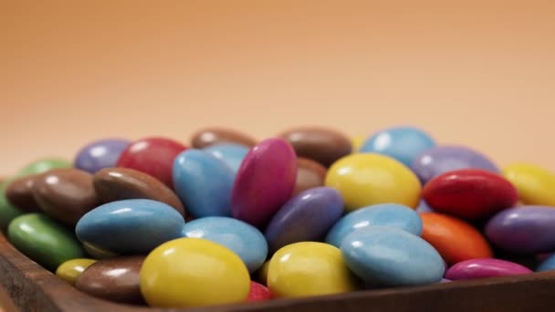 Małe Kolorowe Okrągłe Cukierki Cukierki Obrotowe Pokryte Polewą Cukrową — Wideo stockowe